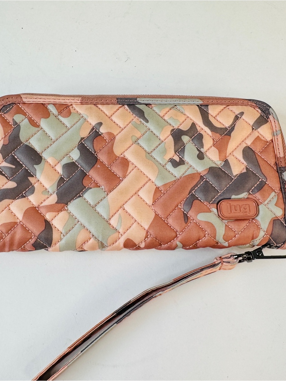 Lug Clutch Wallet Pink Gray Camo Rose Quilted ID Slots Zip Pocket Hanspring